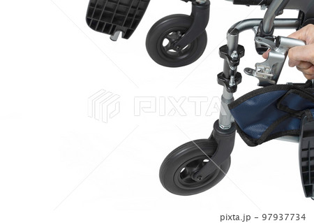 介助用車椅子のフットサポートの取り外し 97937734