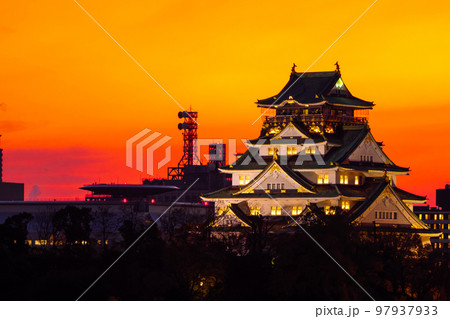 赤く染まった夕暮れ時の大阪城 97937933