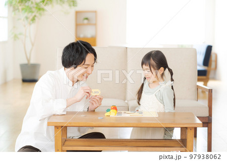 お金の勉強をする親子 97938062