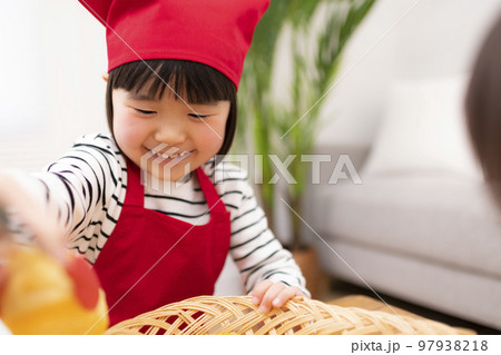 パン屋さんごっこをして遊ぶ女の子 パン屋さんごっこをして遊ぶ女の子 97938218
