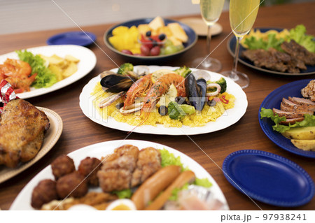 テーブルに並んだクリスマスの食事 97938241