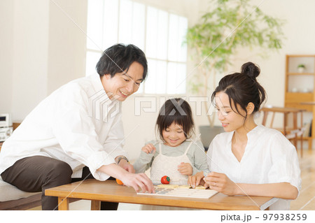 お金の勉強をする親子 お金の勉強をする親子 97938259