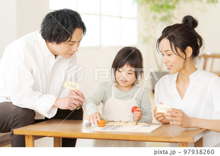 お金の勉強をする親子 お金の勉強をする親子 97938260