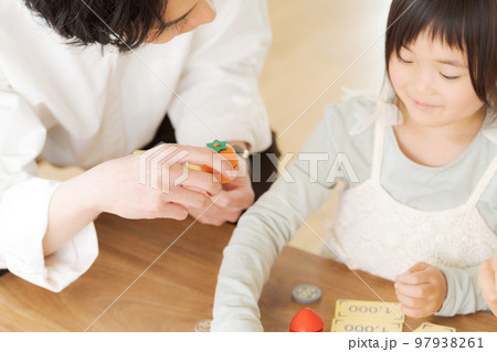 お金の勉強をする親子 お金の勉強をする親子 97938261