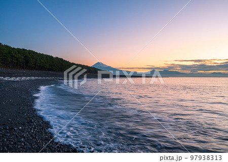 三保の松原から望む富士山(夜明け) 三保の松原から望む富士山(夜明け) 97938313