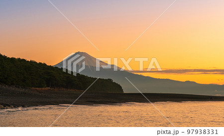三保の松原から望む富士山（夜明け） 97938331