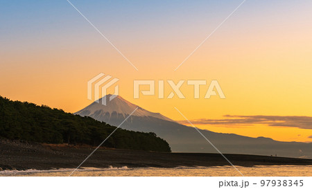 三保の松原から望む富士山(夜明け) 三保の松原から望む富士山(夜明け) 97938345