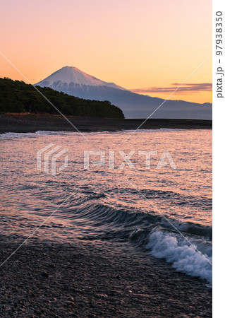 三保の松原から望む富士山（夜明け） 97938350