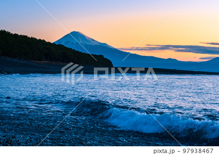 三保の松原から望む富士山（夜明け） 97938467