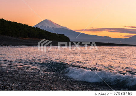 三保の松原から望む富士山（夜明け） 97938469