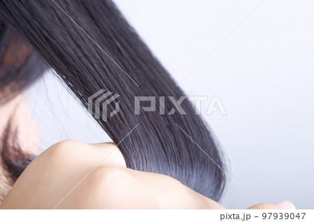 髪の毛を触る女性 97939047
