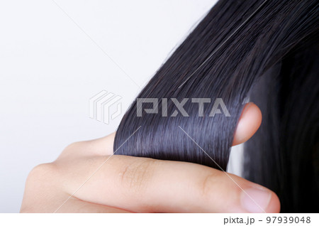 髪の毛を触る女性 97939048