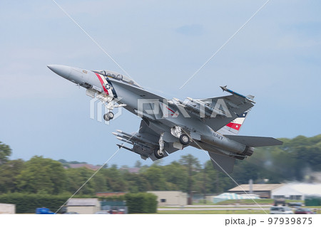 アメリカ海軍F/A-18Fスーパーホーネット離陸 97939875