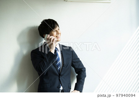 男性 スマホ 電話 オフィス ビジネスマン 白壁 男性 スマホ 電話 オフィス ビジネスマン 白壁 97940094