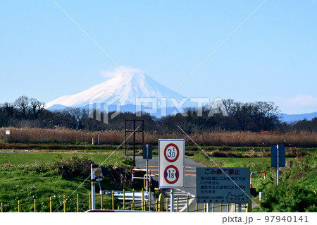 荒川の広い河川敷から見る富士山はより一層雄大に見える 97940141