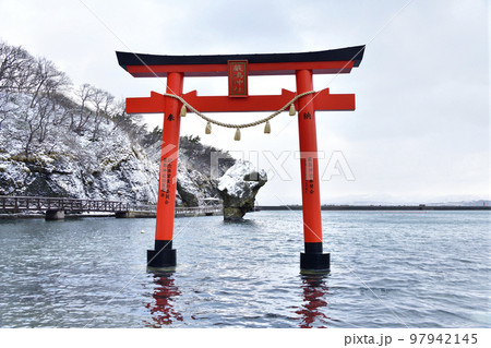 冬の北海道江差町で瓶子岩と鳥居の風景を撮影 97942145