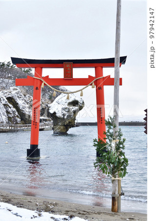 冬の北海道江差町で瓶子岩と鳥居の風景を撮影 97942147