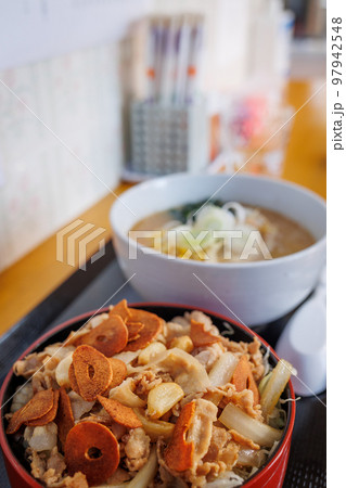 にんにく農家のスタミナ丼と味噌ラーメン(青森県) にんにく農家のスタミナ丼と味噌ラーメン(青森県) 97942548