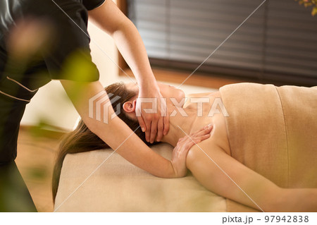 エステサロンで首筋のマッサージを受ける女性 エステサロンで首筋のマッサージを受ける女性 97942838