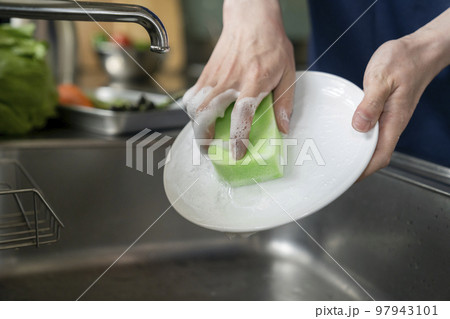 食器を洗う若い男性の手元 食器を洗う若い男性の手元 97943101