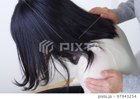 悩みごとを抱える女の子とその母親 97943254