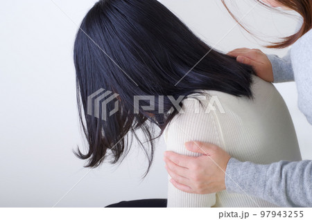 悩みごとを抱える女の子とその母親 97943255
