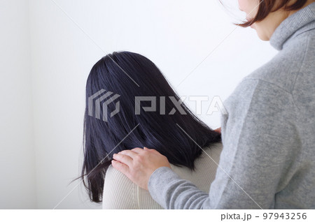 悩みごとを抱える女の子とその母親 悩みごとを抱える女の子とその母親 97943256