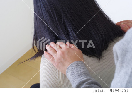 悩みごとを抱える女の子とその母親 97943257