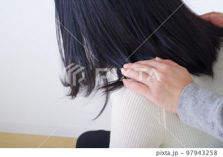 悩みごとを抱える女の子とその母親 97943258