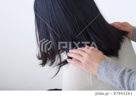 悩みごとを抱える女の子とその母親 97943261