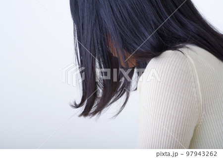 悩みごとを抱える女の子の後ろ姿 悩みごとを抱える女の子の後ろ姿 97943262