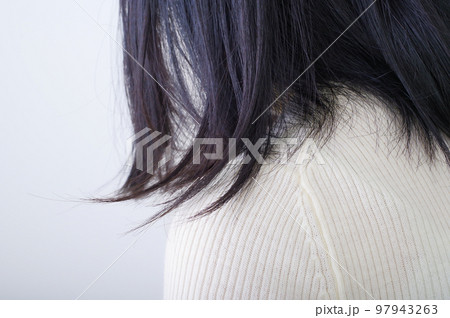 悩みごとを抱える女の子の後ろ姿 97943263