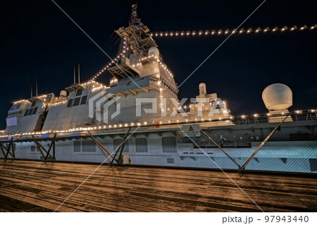 夜にライトアップした戦艦 97943440