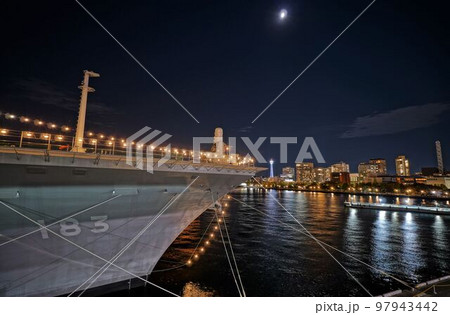 夜にライトアップした戦艦 夜にライトアップした戦艦 97943442