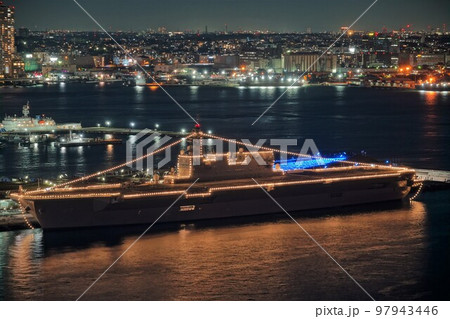 夜にライトアップした戦艦 97943446