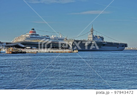 停泊中のクルーズ船と戦艦 停泊中のクルーズ船と戦艦 97943472