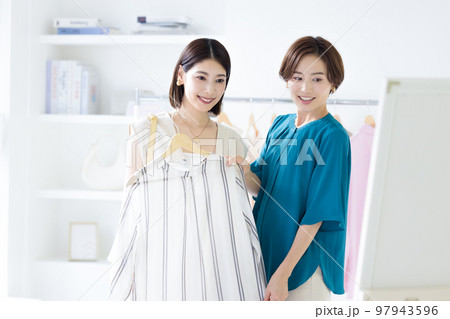 ショッピングイメージ 買い物客と店員 ショッピングイメージ 買い物客と店員 97943596