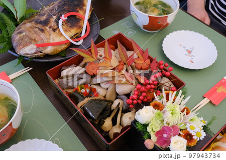 正月の食卓に並んだ手作りのお節料理 正月の食卓に並んだ手作りのお節料理 97943734