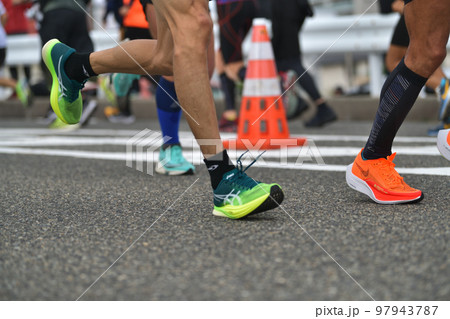 シティーマラソン　坂道を駆け抜けるマラソンランナーの足元　 97943787