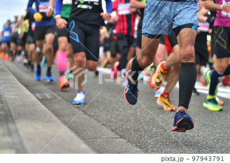 シティーマラソン　坂道を駆け抜けるマラソンランナーの足元　 97943791