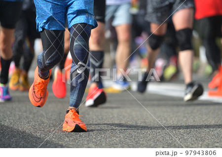 シティーマラソン 坂道を駆け抜けるマラソンランナーの足元 シティーマラソン 坂道を駆け抜けるマラソンランナーの足元 97943806
