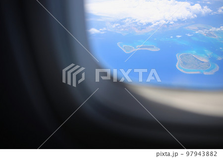 飛行機の窓からの景色 97943882