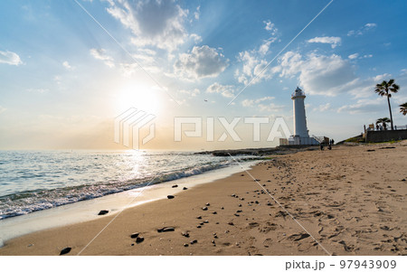 愛知・野間崎灯台に沈む夕日 愛知・野間崎灯台に沈む夕日 97943909