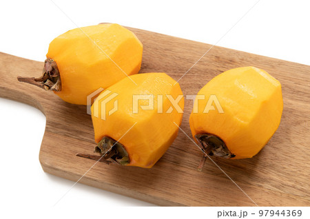 皮を剥いた干し柿用の渋柿 皮を剥いた干し柿用の渋柿 97944369