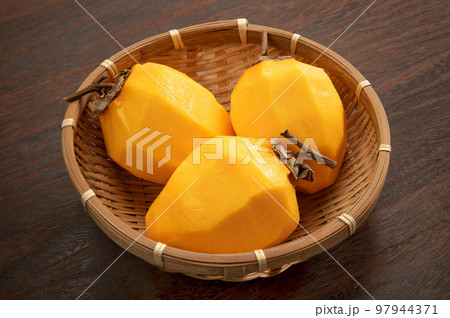 皮を剥いた干し柿用の渋柿 97944371