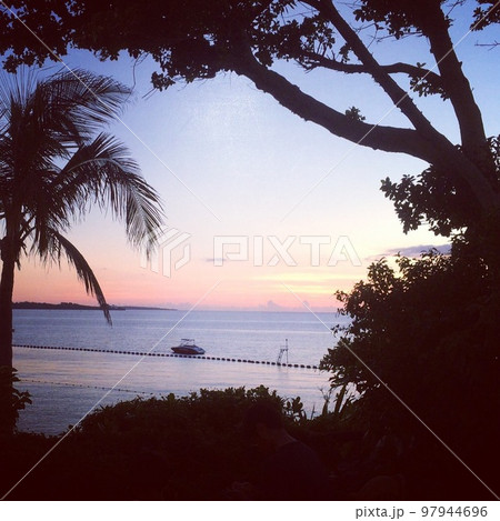 ムーンビーチの夕焼け 97944696