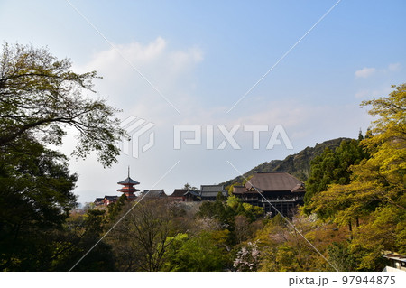 日本の京都 清水寺の美しい桜と新緑 国宝の本堂と重要文化財の三重塔とその他の歴史的建造物 日本の京都 清水寺の美しい桜と新緑 国宝の本堂と重要文化財の三重塔とその他の歴史的建造物 97944875