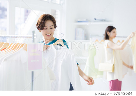 ショッピングイメージ 買い物を楽しむ女性 ショッピングイメージ 買い物を楽しむ女性 97945034