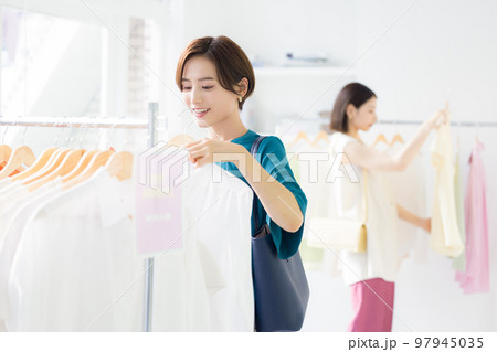 ショッピングイメージ　買い物を楽しむ女性 97945035