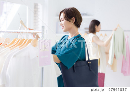 ショッピングイメージ 買い物を楽しむ女性 ショッピングイメージ 買い物を楽しむ女性 97945037